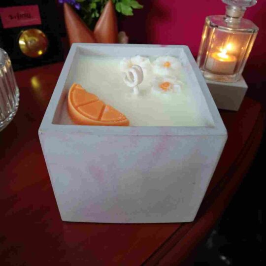 VELA EN TARRO CÚBICO ACABADO MARMOLEADO "NARANJA FLORAL".