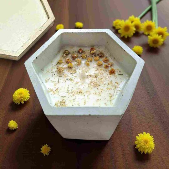 VELA EN TARRO HEXAGONAL DE CEMENTO "FLOR DE MANZANILLA".