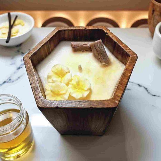 VELA EN TARRO HEXAGONAL TIPO MADERA "VAINILLA DULCE".