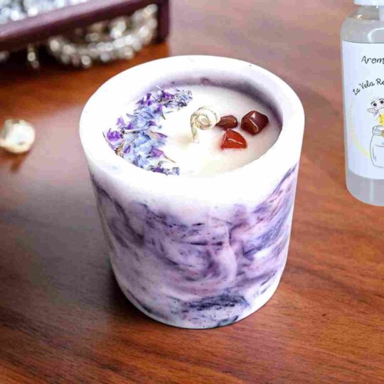 VELA FANAL CILÍNDRICA MARMOLEADA VIOLETA "LAVANDA INTENSA".