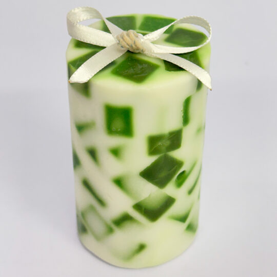 VELA CILÍNDRICA CON MOSAICOS VERDES FRESCURA DE MANZANILLA